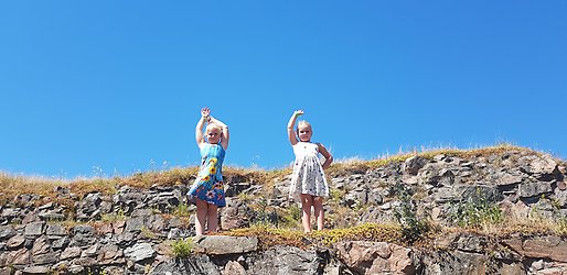 Barn mot en blå himmel